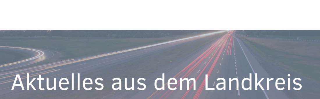 Eine Straßenszene mit Fahrzeuglichtern, die sich in der Dämmerung vermehren. Darunter steht der Text "Aktuelles aus dem Landkreis".