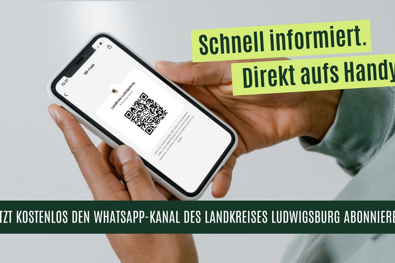 Eine Person hält ein Smartphone in der Hand, das einen QR-Code zeigt. Darüber steht der Text: "Schnell informiert. Direkt aufs Handy." Unten wird aufgefordert, den WhatsApp-Kanal des Landkreises Ludwigsburg kostenlos zu abonnieren.