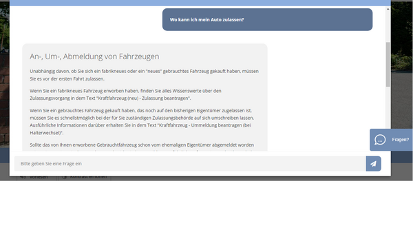 Eine Informationsbox über die An-, Um- und Abmeldung von Fahrzeugen. Sie enthält Hinweise zum Zulassungsprozess für neue und gebrauchte Autos sowie Informationen, wo man erforderliche Unterlagen findet und Fragen stellen kann. Der Text fordert Benutzer auf, Fragen zum Thema zu stellen.