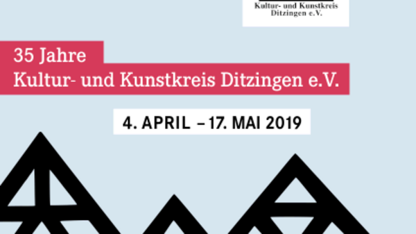 Immagine che celebra i 35 anni del Kultur- und Kunstkreis Ditzingen e.V. Include date dell'evento: dal 4 aprile al 17 maggio 2019. Presenta una grafica stilizzata di case, con un logo in alto che rappresenta l'organizzazione.