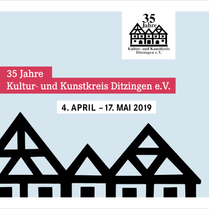 Immagine che celebra i 35 anni del Kultur- und Kunstkreis Ditzingen e.V. Include date dell'evento: dal 4 aprile al 17 maggio 2019. Presenta una grafica stilizzata di case, con un logo in alto che rappresenta l'organizzazione.
