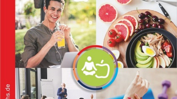 Ein Programmheft der Schiller-VHS für den Zeitraum Januar bis September 2025. Das Hauptthema ist Gesundheit, unterstützt durch Bilder von gesunder Ernährung und Aktivitäten. Im Hintergrund sind Menschen in einer Unterrichtssituation zu sehen, während Kenntnisse über Gesundheit vermittelt werden.