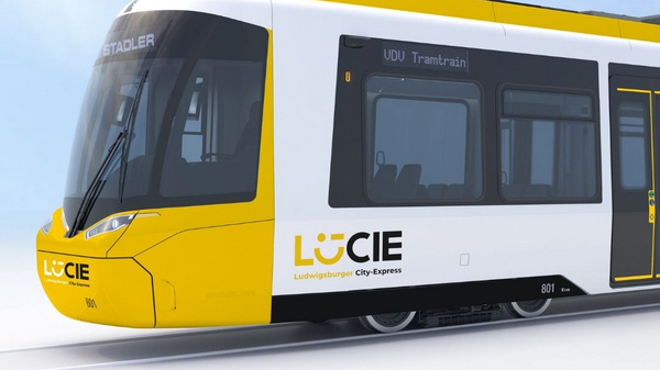 Ein moderner Straßenbahnwagen in Gelb und Weiß mit der Aufschrift „LüCIE – City Express“. Die Front ist aerodynamisch gestaltet, und die Seitenfenster sind groß, um den Passagieren Sicht zu bieten. Die Bahn steht auf Schienen vor einem hellen, wolkenlosen Hintergrund.