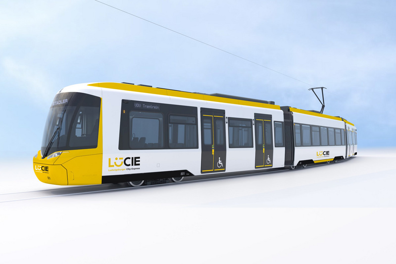 Ein modernes Straßenbahnfahrzeug mit gelber und weißer Lackierung. Es zeigt einen barrierefreien Zugang mit entsprechenden Symbolen. Die Bahn ist auf einem unbefestigten Gleis abgebildet, vor einem klaren, hellen Himmel.