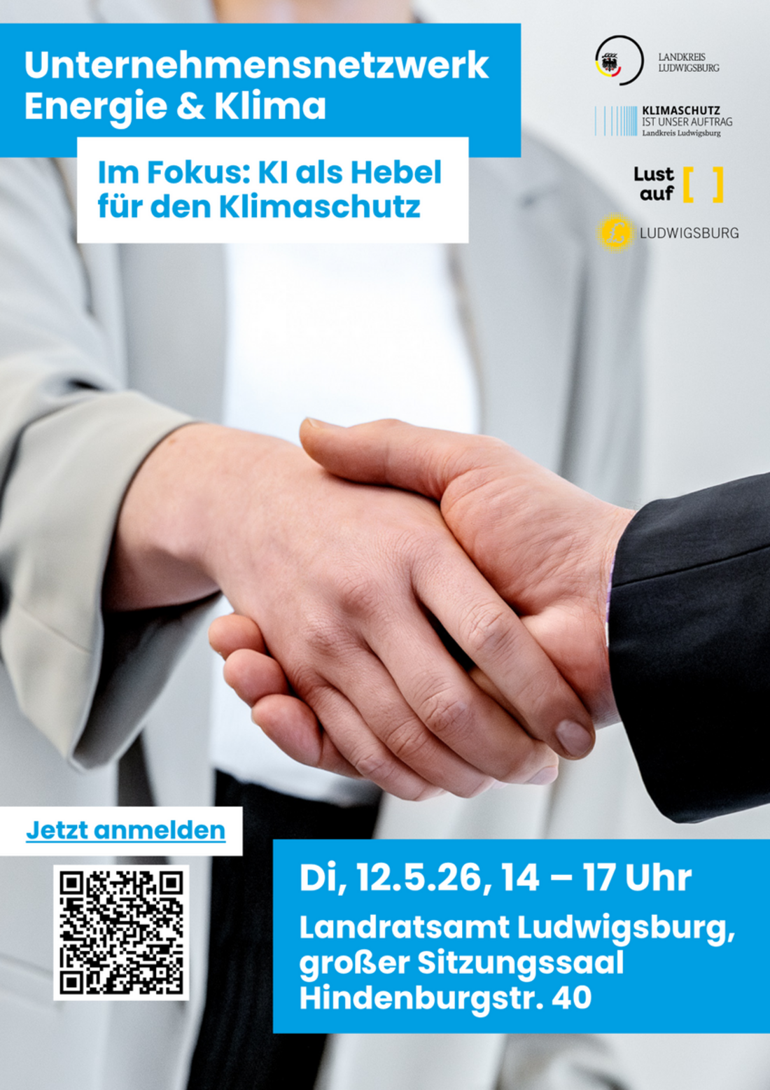 Das Bild zeigt eine Nahaufnahme von zwei Personen, die sich die Hände schütteln, was Zusammenarbeit symbolisiert. Darüber steht „Unternehmensnetzwerk Energie & Klima“ und Informationen zur Veranstaltung am 12. Mai 2026. Ein QR-Code und weitere Details zur Anmeldung sind ebenfalls vorhanden.