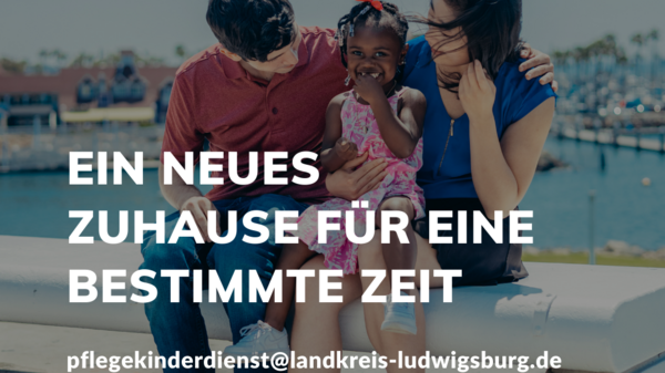 Un couple assis sur un banc, tenant une fillette souriante vêtue d'une robe rose. Le slogan indique la recherche d'un foyer temporaire. Des informations de contact sont également présentes.