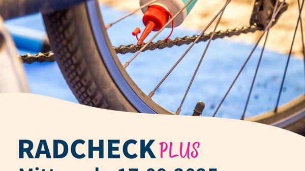 Alternativtext: Eine Nahaufnahme eines Fahrradkettenreinigers, der auf eine Fahrradkette angewendet wird. Im Hintergrund ist ein unscharfer Bereich des Fahrrads sichtbar. Informationen über die Veranstaltung "Radcheck Plus" am 17.09.2025 in Ludwigsburg sind ebenfalls angegeben.