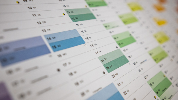 Die Abbildung zeigt einen farbigen Zeitplan mit verschiedenen Zeitsegmenten in horizontalen Reihen. Die Daten sind in unterschiedlichen Farben dargestellt, die voraussichtlich verschiedene Kategorien oder Aktivitäten repräsentieren. Der Fokus liegt auf der strukturierten Anordnung der Informationen.
