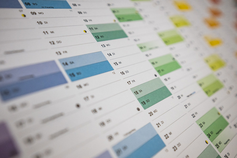 Die Abbildung zeigt einen farbigen Zeitplan mit verschiedenen Zeitsegmenten in horizontalen Reihen. Die Daten sind in unterschiedlichen Farben dargestellt, die voraussichtlich verschiedene Kategorien oder Aktivitäten repräsentieren. Der Fokus liegt auf der strukturierten Anordnung der Informationen.
