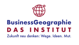 Logo des Instituts "BusinessGeographie". Der Text umfasst den Namen des Instituts sowie den Slogan: "Zukunft neu denken: Wege. Ideen. Mut." Die Schriftarten sind modern und auffällig, die Farben sind Blau und Rot.