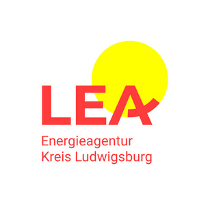 Logo LEA Logo der Energieagentur LEA für den Landkreis Ludwigsburg. Der Schriftzug "LEA" ist rot und wird von einer gelben Sonne begleitet. Darunter steht in kleineren Buchstaben "Energieagentur Kreis Ludwigsburg".