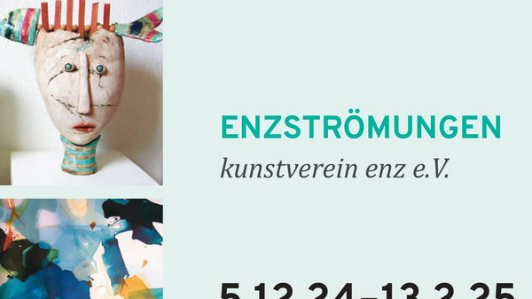Das Bild zeigt eine Ausstellung mit dem Titel "ENZSTRÖMUNGEN" des Kunstvereins enz e.V. vom 5. Dezember 2024 bis 13. Februar 2025. Es sind verschiedene Kunstwerke abgebildet, darunter Skulpturen und Gemälde von mehreren Künstlern.