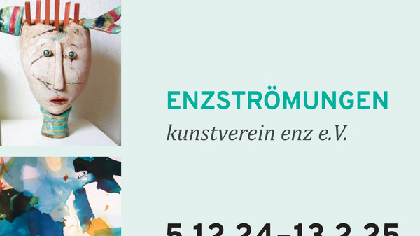 Das Bild zeigt eine Ausstellung mit dem Titel "ENZSTRÖMUNGEN" des Kunstvereins enz e.V. vom 5. Dezember 2024 bis 13. Februar 2025. Es sind verschiedene Kunstwerke abgebildet, darunter Skulpturen und Gemälde von mehreren Künstlern.