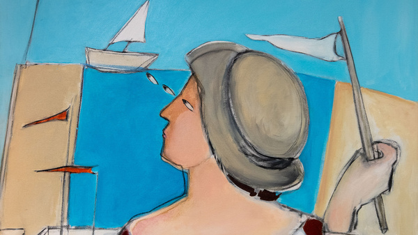 Eine Frau mit einem Strohhut sitzt am Strand unter einem gestreiften Sonnenschirm. Sie blickt auf das Meer, wo ein Segelboot zu sehen ist. Farbliche Akzente und eine entspannte Atmosphäre vermitteln ein Gefühl von Sommer und Urlaub.