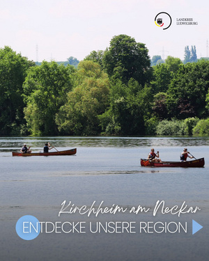 Entdecke unsere Region - 1 Drei Kanufahrer paddeln auf dem Neckar, umgeben von üppigem Grün und Bäumen am Ufer. Der Bildtitel lädt ein, die Region Kirchheim am Neckar zu entdecken.