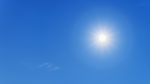 Le soleil dans le ciel bleu