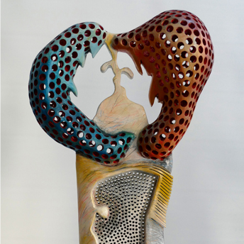 Eine abstrakte Skulptur zeigt zwei gegensätzliche, geschwungene Formen in Blau und Rot, die sich oben über einer mittigen Struktur berühren. Die Skulptur enthält etliche Löcher und farbige Texturen, die Dynamik und Bewegung suggerieren. Der Sockel ist schlicht und einfarbig.