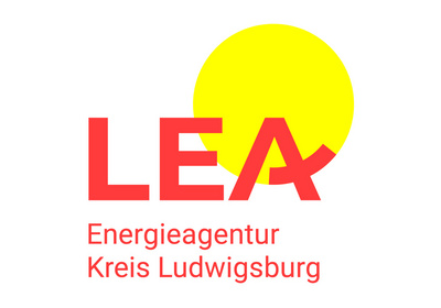 Logo der LEA (Energieagentur Kreis Ludwigsburg). Der Schriftzug ist rot, der Buchstabe "A" ist stilisiert und zeigt einen blattartigen Charakter. Im Hintergrund befindet sich eine gelbe Sonne. Das Logo repräsentiert die Energieagentur und deren Fokus auf nachhaltige Energielösungen.