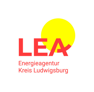 Logo der LEA (Energieagentur Kreis Ludwigsburg). Der Schriftzug ist rot, der Buchstabe "A" ist stilisiert und zeigt einen blattartigen Charakter. Im Hintergrund befindet sich eine gelbe Sonne. Das Logo repräsentiert die Energieagentur und deren Fokus auf nachhaltige Energielösungen.
