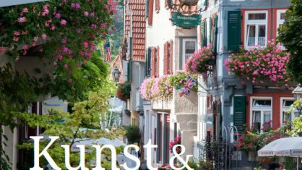Eine informative Broschüre über Kunst und Kultur im Landkreis Ludwigsburg. Der Titel „Kunst & Kultur“ hebt Museen, Galerien und Ausstellungen hervor. Das Design zeigt farbenfrohe Blumen und eine malerische Straße, die zur kulturellen Entdeckung einlädt.