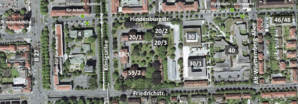 Lageplan - Anklicken vergrößert das Bild Luftbild eines Stadtgebiets mit Straßennamen und Nummern. Die Bildmitte zeigt Grünflächen und mehrere Gebäude, umgeben von Straßen wie Hindenburgstraße und Friedrichstraße. Haltestellen sind eingezeichnet. (Text KI generiert)