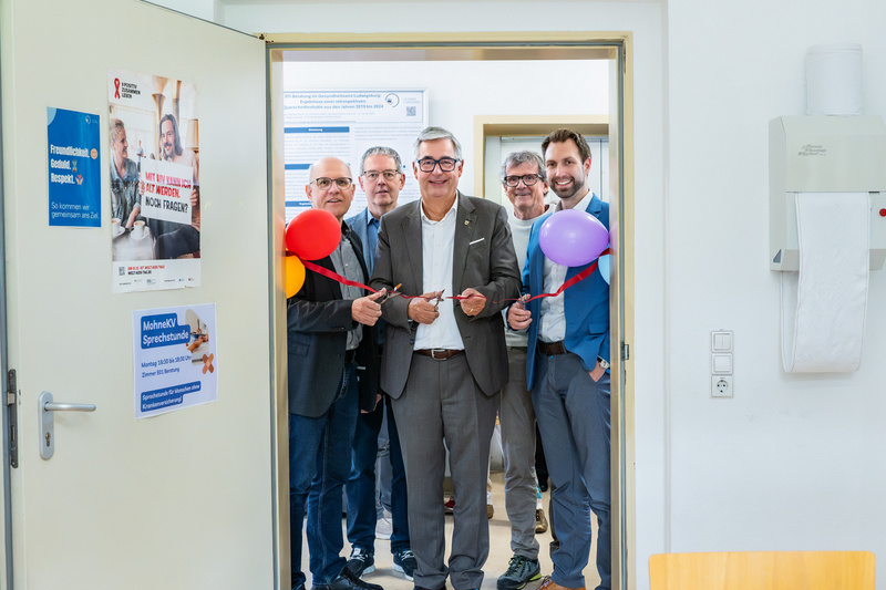 Martin Strecker (Geschäftsführer Kreisdiakonieverband), Heinrich Knodel (Projektleitung Kreisdiakonieverband), Landrat Dietmar Allgaier, Dr. med. Jürgen Maier (Ehrenamtlicher), Marc Dressel (Leiter Caritas Ludwigsburg-Waiblingen-Enz) eröffnen offiziell die Sprechstunde für Menschen ohne Krankenversicherung und schneiden rotes Band durch