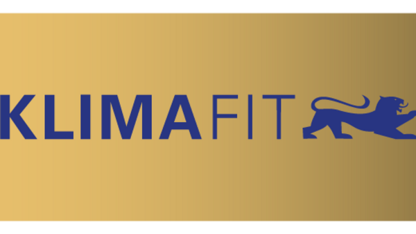 Logo de Klimafit sur fond dégradé doré et bleu. Le mot "KLIMAFIT" est en lettres majuscules sur la gauche, suivi d'une illustration d'un lion. À droite, le texte "UNTERNEHMEN MACHEN KLIMASCHUTZ" est visible, soulignant l'engagement des entreprises pour la protection climatique.