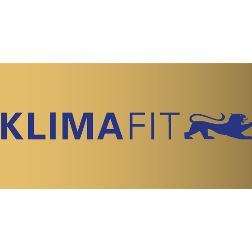 Logo di KLIMAFIT, con la scritta "KLIMAFIT" in blu su sfondo dorato. Sotto, in blu, si legge "UNTERNEHMEN MACHEN KLIMASCHUTZ", che significa "Le aziende proteggono il clima". Un'immagine simbolica di impegno per la sostenibilità ambientale.
