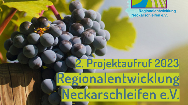 Une grappe de raisins noirs suspendue à un seau en bois, symbolisant une initiative de développement régional. Le texte mentionne un appel à projets pour 2023, associé à l'organisation "Regionalentwicklung Neckars Schleifen e.V." sur un fond coloré.