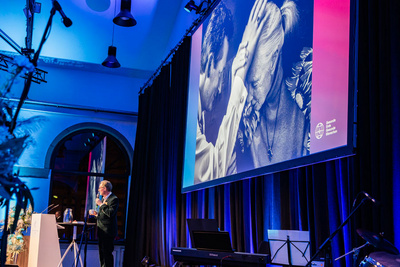 Dr. Eckart von Hirschhausen during his lecture.