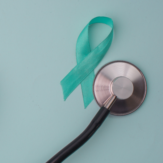 Ein Stethoskop liegt auf einem sanft blauen Hintergrund, daneben befindet sich ein helltürkisfarbendes Awareness-Band. Das Bild symbolisiert Gesundheitsbewusstsein und Unterstützung für bestimmte Krankheiten.