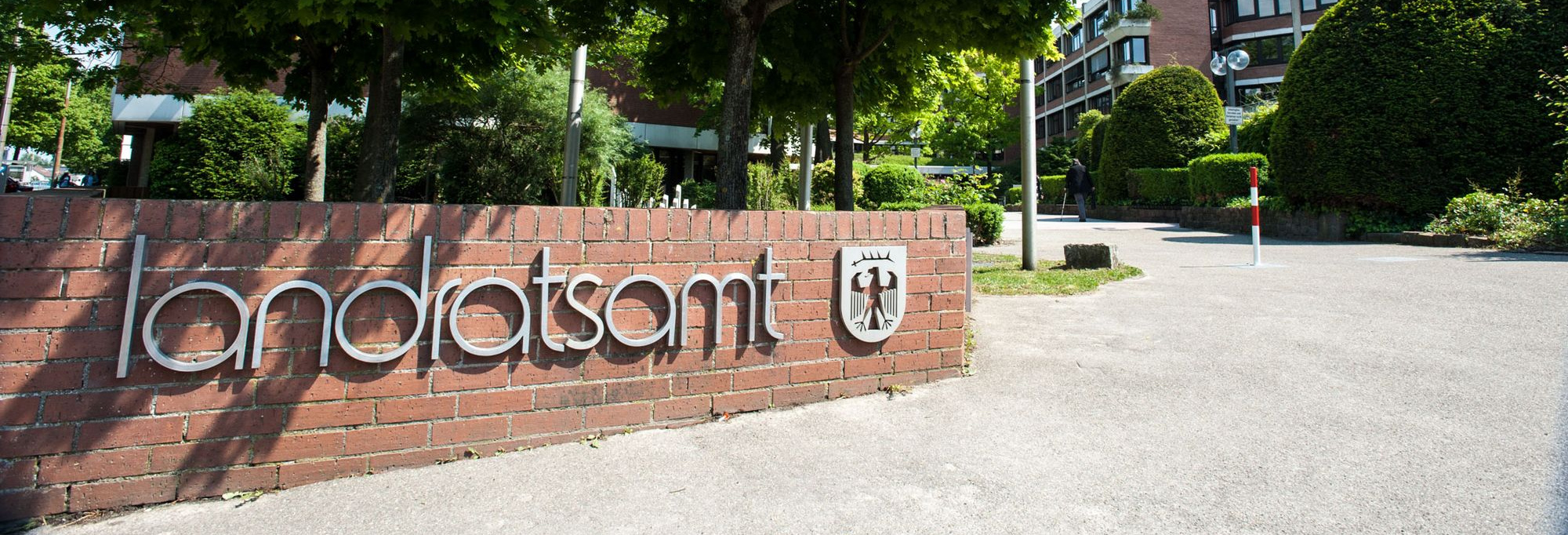 Schrifzug Landratsamt auf Mauer im Eingangsbereich des Kreishauses