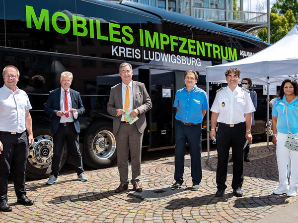 19.07.2021 - Start der Impfbus-Kampagne in Bietigheim-Bissingen Eine Gruppe von fünf Personen steht vor einem mobilen Impfzentrum, das auf einem Bus angezeigt wird. Alle Teilnehmer haben unterschiedliche Kleidungsstile. Die Szene vermittelt den Einsatz der Gesundheitsversorgung in der Gemeinde.