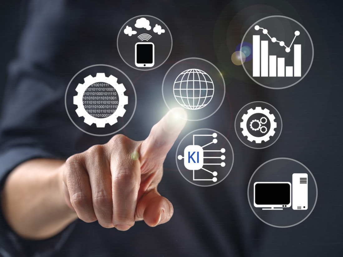 Eine Hand mit einem Finger, der auf ein leuchtendes globusähnliches Symbol zeigt. Umgeben von Symbolen, die Technologie, Daten, KI und verschiedene Geräte darstellen, darunter ein Smartphone und ein Computer. (Text KI generiert)