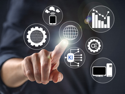 Eine Hand mit einem Finger, der auf ein leuchtendes globusähnliches Symbol zeigt. Umgeben von Symbolen, die Technologie, Daten, KI und verschiedene Geräte darstellen, darunter ein Smartphone und ein Computer. (Text KI generiert)