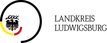 Das Bild zeigt das Logo des Landkreises Ludwigsburg. Es enthält ein stilisiertes Wappen mit einem schwarzen Adler, umgeben von einem farbigen Bogen in Schwarz, Rot und Gelb. Daneben steht der Schriftzug „LANDKREIS LUDWIGSBURG“ in klarer Schrift.