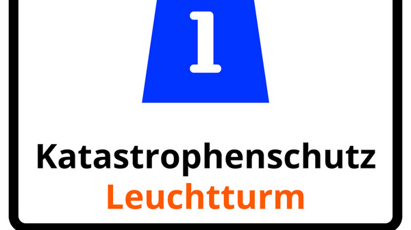 Das Bild zeigt ein Schild zum Katastrophenschutz mit einem Leuchtturm-Symbol. Der Leuchtturm ist blau mit einem orangefarbenen Signal, das eine Informationssignalisierung darstellt. Darunter steht in großen Buchstaben „Katastrophenschutz Leuchtturm“.
