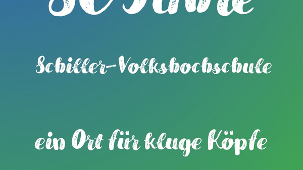 Das Bild zeigt einen Festanlass zum 80-jährigen Bestehen der Schiller-Volkshochschule im Landkreis Ludwigsburg. Der Text betont die Volkshochschule als Ort für kluge Köpfe und offene Herzen und verweist auf das Programm von Januar bis September 2026.