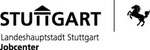 Das Bild zeigt dasLogo der Stadt Stuttgart, mit der Bezeichnung „Jobcenter Stuttgart“. Es umfasst den Schriftzug „STUTTGART“ in großer Schrift und darunter „Landeshauptstadt Stuttgart“ sowie „Jobcenter“ in kleinerer Schrift. Rechts ist ein Pferde-Symbol abgebildet.