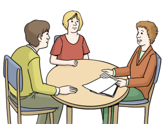 Drei Personen sitzen an einem runden Tisch. Eine Frau mit blonden Haaren sitzt in der Mitte, während ein Mann links und eine andere Frau rechts von ihr sitzen. Sie scheinen ein Gespräch zu führen und der Mann zeigt auf Dokumente, die auf dem Tisch liegen.