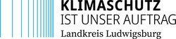 Logo mit dem Text "Klimaschutz ist unser Auftrag" und "Landkreis Ludwigsburg". Der Text ist in schwarzer und blauer Schrift, wobei die blaue Schrift in schmalen vertikalen Linien dargestellt ist. (Text KI generiert)