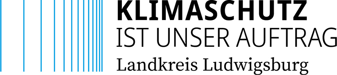 Logo mit dem Text "Klimaschutz ist unser Auftrag" und "Landkreis Ludwigsburg". Der Text ist in schwarzer und blauer Schrift, wobei die blaue Schrift in schmalen vertikalen Linien dargestellt ist. (Text KI generiert)