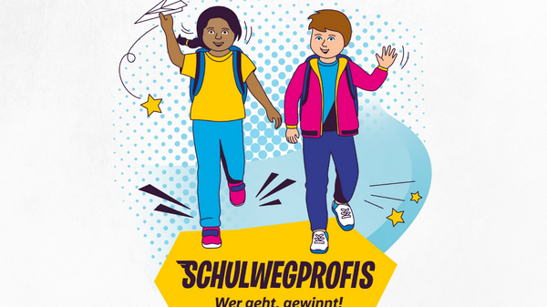 Zwei Kinder, ein Junge und ein Mädchen, gehen fröhlich und lächelnd. Das Mädchen hält einen Papierflieger in der Hand. Unter ihnen steht der Text „SCHULWEGPROFIS – Wer geht, gewinnt!“. Das Bild fördert aktives Gehen zur Schule und zeigt den Slogan eines Programms in Baden-Württemberg.