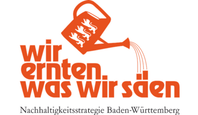 Logo der Nachhaltigkeitsstrategie Baden-Württemberg. Der Schriftzug „wir ernten, was wir säen“ ist in orange gehalten. Eine Gießkanne, die Wasser ausgießt, symbolisiert das Thema der nachhaltigen Entwicklung.