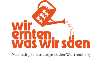 Logo der Nachhaltigkeitsstrategie Baden-Württemberg. Der Schriftzug „wir ernten, was wir säen“ ist in orange gehalten. Eine Gießkanne, die Wasser ausgießt, symbolisiert das Thema der nachhaltigen Entwicklung.