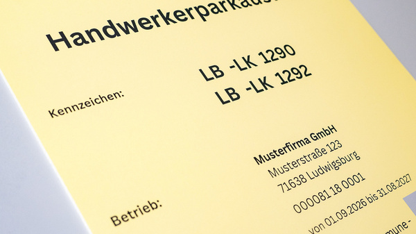 Ein gelbes Dokument mit der Überschrift "Handwerkerparkausweis". Es enthält Informationen zu Kennzeichen, Firma, Ausweis-Nr., Gültigkeit und zuständiger Behörde. Das Layout ist einfach und übersichtlich. (Text KI generiert)
