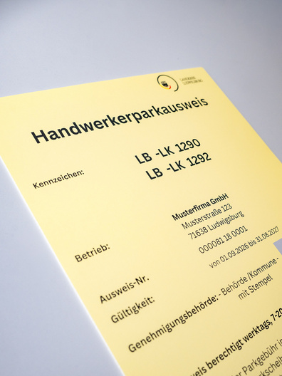 Ein gelbes Dokument mit der Überschrift "Handwerkerparkausweis". Es enthält Informationen zu Kennzeichen, Firma, Ausweis-Nr., Gültigkeit und zuständiger Behörde. Das Layout ist einfach und übersichtlich. (Text KI generiert)