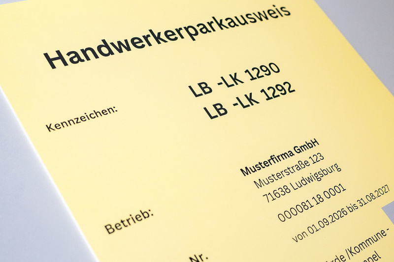 Ein gelbes Dokument mit der Überschrift "Handwerkerparkausweis". Es enthält Informationen zu Kennzeichen, Firma, Ausweis-Nr., Gültigkeit und zuständiger Behörde. Das Layout ist einfach und übersichtlich. (Text KI generiert)