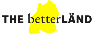Logo von "THE betterLÄND" mit dem Schriftzug in Schwarz und einem gelben, stilisierten Landelement, das einen positiven und einladenden Eindruck vermittelt. (Text KI generiert)