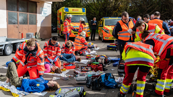 Einsatzkräfte verschiedener Organisationen übten die Versorgung von Verletzten nach einem fiktiven Zugunglück.